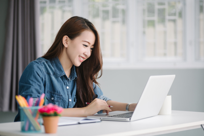 她发现女友藏了整屋的钢弹、军舰模型，而且求欢时遭对方回「可以忍耐一个小时吗？我这个模型快组完了」。（示意图/shutterstock）