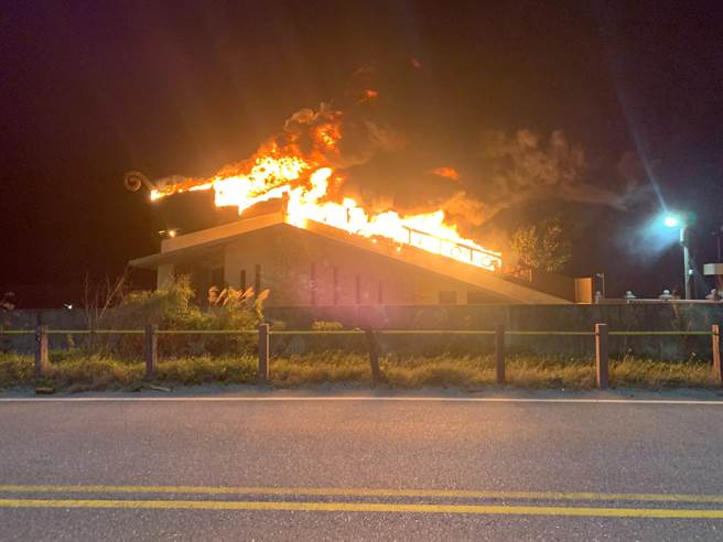 花莲港内公厕昨晚发生祝融，火势相当猛烈，火舌蔓延天际，经消防局派遣人车前往打火，才顺利扑灭火势，幸无人员伤亡。（民眾提供／罗亦晽花莲传真）