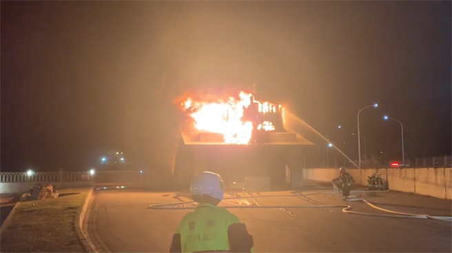花莲港内公厕昨晚发生祝融，火势相当猛烈，火舌蔓延天际，经消防局派遣人车前往打火，才顺利扑灭火势，幸无人员伤亡。（民眾提供／罗亦晽花莲传真）