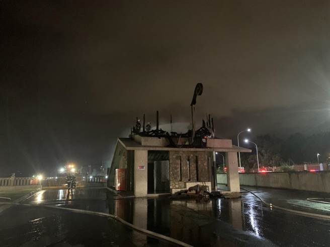 花莲港内公厕昨晚发生祝融，火势相当猛烈，火舌蔓延天际，虽然无人员伤亡，但上方木造屋顶的屋顶却已付之一炬。（民眾提供／罗亦晽花莲传真）