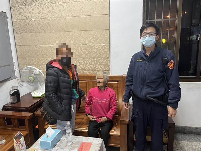 警方灵机一动将该老妇照片PO于脸书，经4小时后易姓女儿赶至派出所指认，确认是她走失的母亲。(警方提供)