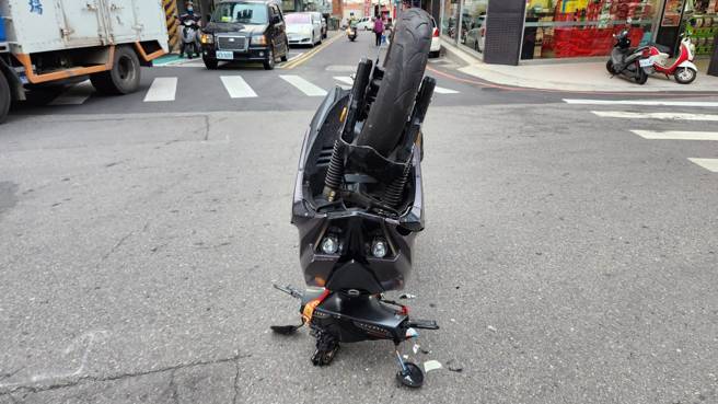 车祸碰撞骑士180度翻覆倒头栽，车祸当下「立筊」的画面曝光。（图／陈慧雯翻摄）