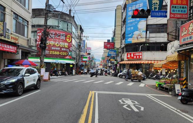 车祸碰撞骑士180度翻覆倒头栽，车祸当下「立筊」的画面曝光。（图／陈慧雯翻摄）