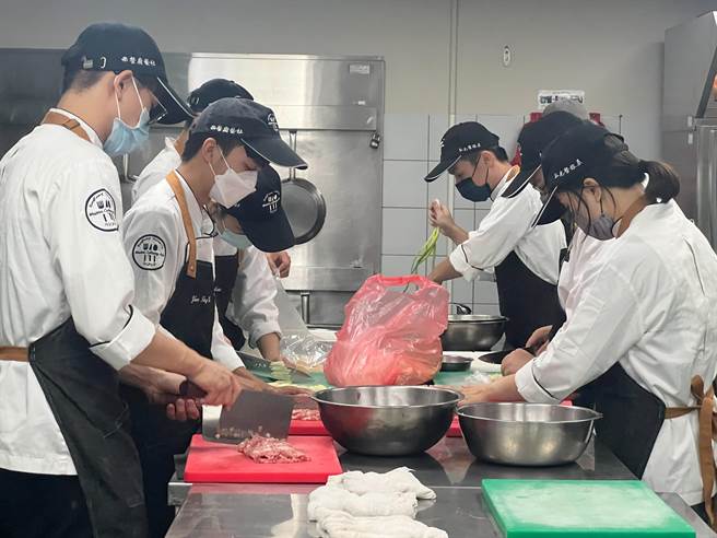 弘光科大餐旅系学生，利用剩余食材制作便当送给食物银行。(弘光科大提供)