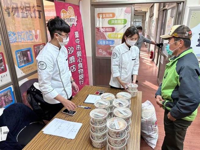 弘光科大餐旅系学生，利用剩余食材制作便当送给食物银行。(弘光科大提供)