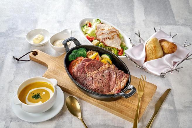 台北六福万怡酒店大厅酒吧即日起推出「肉食庆典」肋眼牛排吃到饱，每位售价1,880元起，限时120分钟可无限量品嚐套餐内容餐点。（图／六福旅游集团提供）