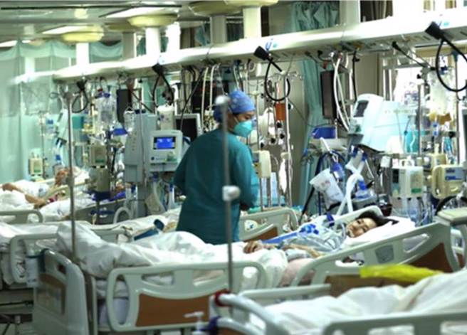 陆坊间疯抢免疫球蛋白，新冠重症患者恐面临断药危机。（人民网）