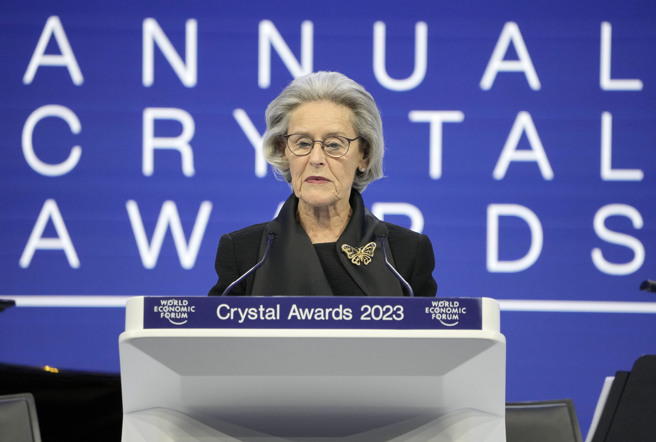 希尔德・史瓦布（Hilde Schwab）在世界经济论坛水晶奖颁奖典礼上发言。（美联社）