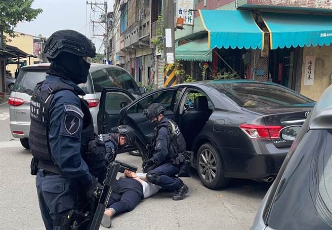 中市太平山区暗藏贩毒分装工厂，警方陆空包剿，查扣毒咖啡500包。（警方提供／陈淑芬台中传真）★《中时新闻网》关心您：保护自己、远离毒品！