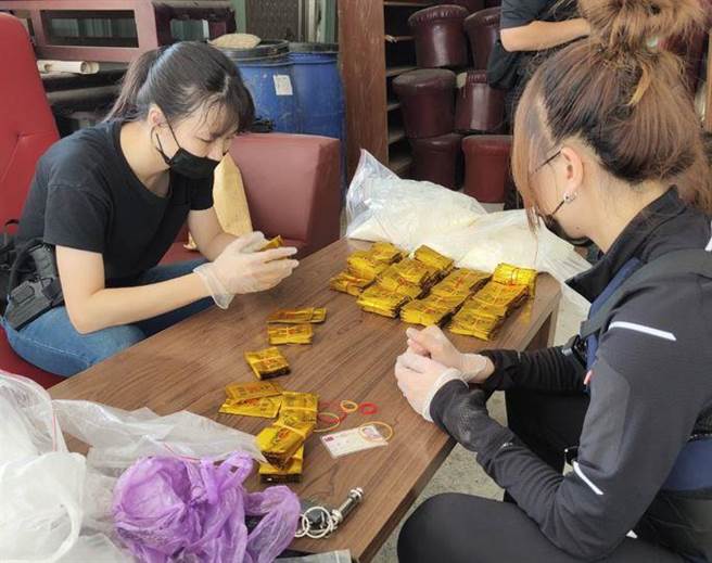 中市太平山区暗藏贩毒分装工厂，警方陆空包剿，查扣毒咖啡包。（警方提供／陈淑芬台中传真）
