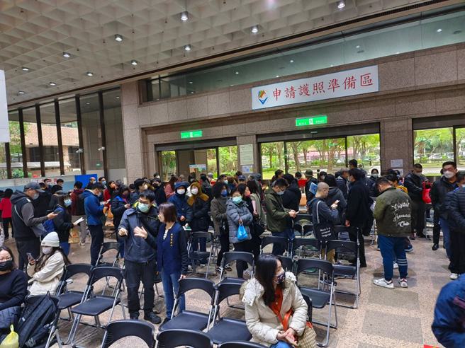 前台大感染科医师林氏璧表示，今日一大早快8点到外交部北栋替家人领新护照，发现已有不少排队的民眾。（图／翻摄自日本自助旅游中毒者）