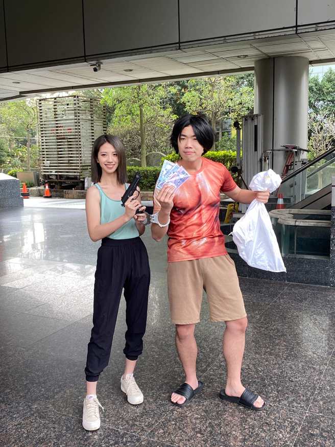 正妹里长何芝寧（左）扮演《今际之国闯关者》中的女主角「宇佐木柚叶」；右为「梅花K」。（翻摄自埔顶里何芝寧脸书）