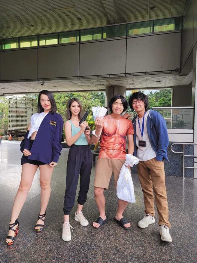 正妹里长何芝寧（左2）扮演《今际之国闯关者》中的女主角「宇佐木柚叶」。（翻摄自埔顶里何芝寧脸书）