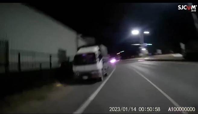 高雄梓官庄姓男子酒后驾车，遇到警察拦检逃跑，警方上前追捕。（翻摄照片／林瑞益高雄传真）