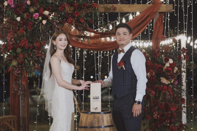 統一獅投手胡智爲（右）與艾璐（左）於北、中、南三地舉辦婚禮  完成終身大事。（悍創運動行銷提供）