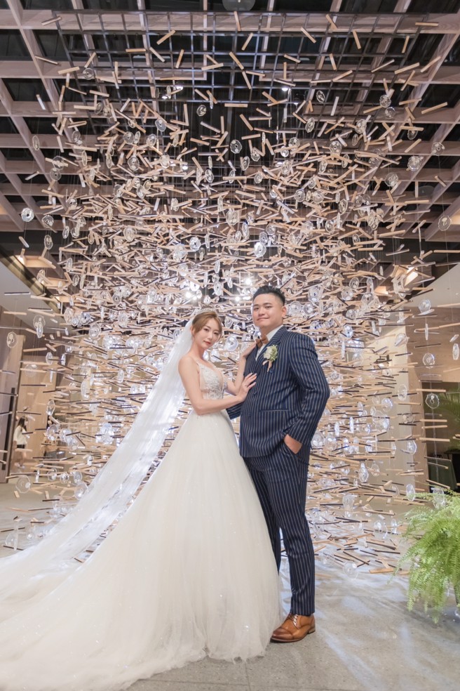 胡智爲（右）與艾璐（左）於北、中、南三地舉辦婚禮，完成終身大事。（悍創運動行銷提供）