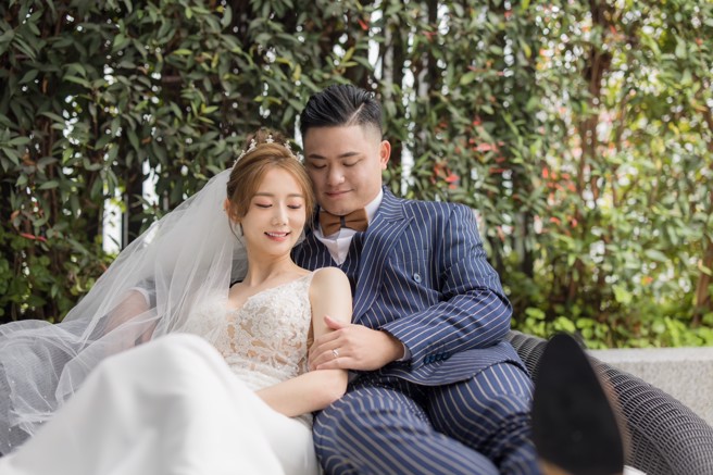 胡智爲（右）與艾璐（左）於北、中、南三地舉辦婚禮，完成終身大事。（悍創運動行銷提供）