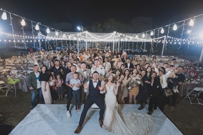 胡智爲（前左）與艾璐（前右）於北、中、南三地舉辦婚禮，完成終身大事。（悍創運動行銷提供）