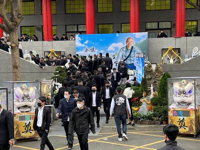 「黑人」老大郭信一17日告别式，黑衣人聚集致哀，逾百名警力重兵戒备监控。(蔡依珍摄)