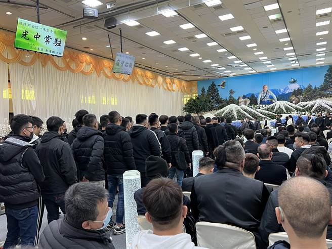 「黑人」老大郭信一17日告别式，黑衣人聚集致哀，逾百名警力重兵戒备监控。(蔡依珍摄)