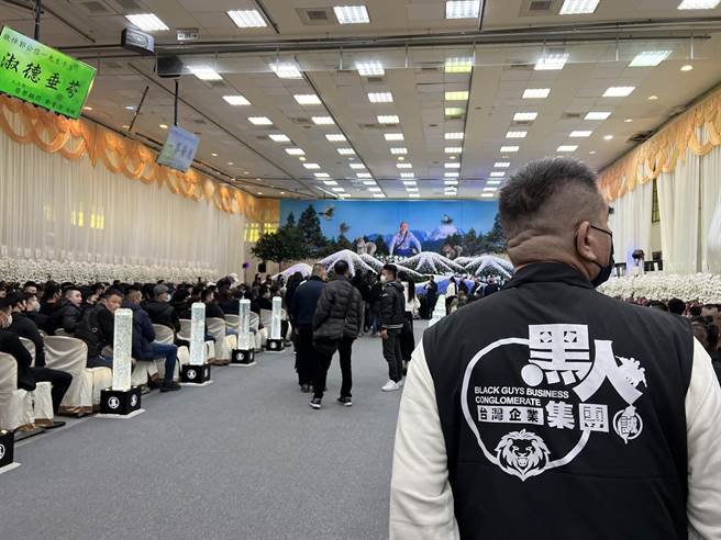 「黑人」老大郭信一17日告别式，黑衣人聚集致哀，逾百名警力重兵戒备监控。(蔡依珍摄)