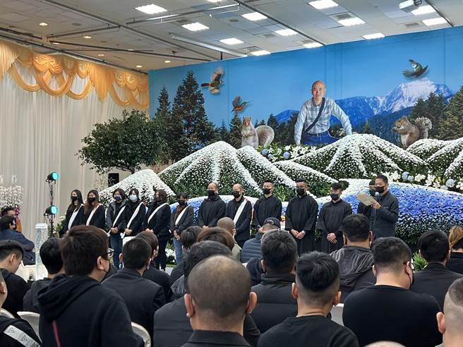 「黑人」老大郭信一17日告别式，黑衣人聚集致哀，逾百名警力重兵戒备监控。(蔡依珍摄)