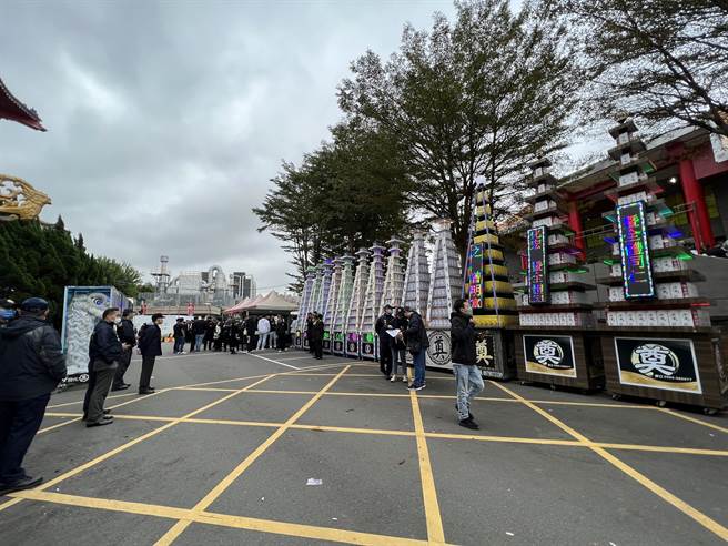 「黑人」老大郭信一17日告别式，黑衣人聚集致哀，逾百名警力重兵戒备监控。(蔡依珍摄)