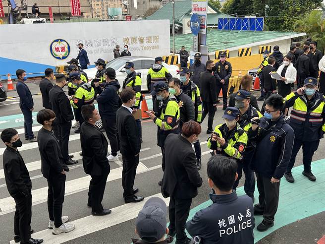 警方逐一查验参与者身分。(蔡依珍摄)