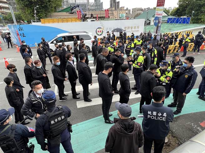 警方逐一查验参与者身分。(蔡依珍摄)