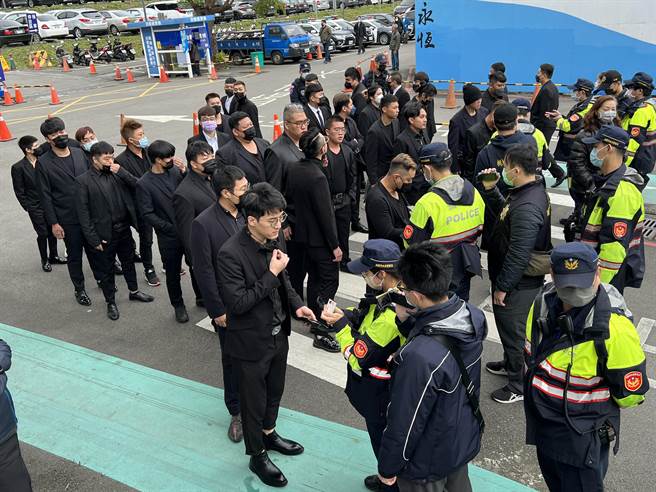 警方逐一查验参与者身分。(蔡依珍摄)