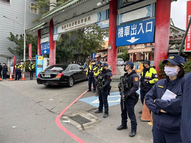 「黑人」老大郭信一17日告别式，黑衣人聚集致哀，逾百名警力重兵戒备监控。(蔡依珍摄)