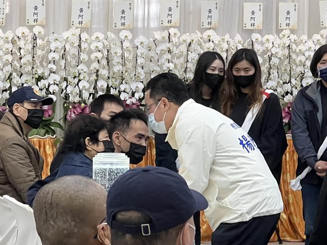 参与者都特别向郭母致哀。(蔡依珍摄)