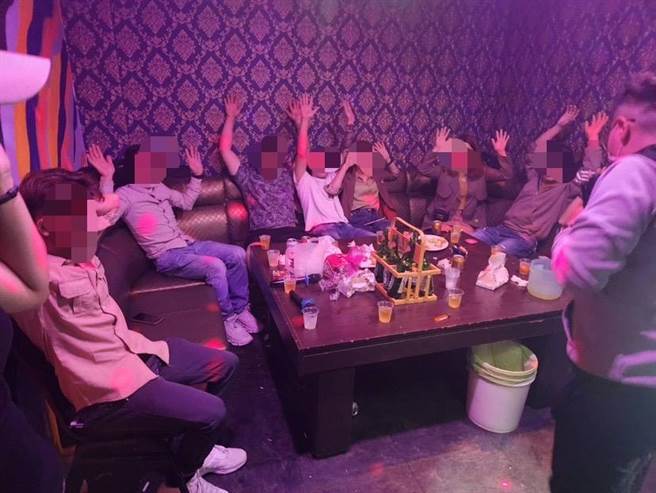 小吃部深夜開毒趴狂歡，大家只能高舉手乖乖配合。（翻攝照片／高雄洪靖宜傳真）★《中時新聞網》關心您：保護自己、遠離毒品！