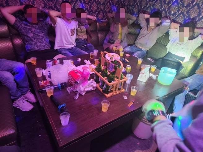 小吃部深夜開毒趴狂歡，大家只能高舉手乖乖配合。（翻攝照片／高雄洪靖宜傳真）★《中時新聞網》關心您：保護自己、遠離毒品！