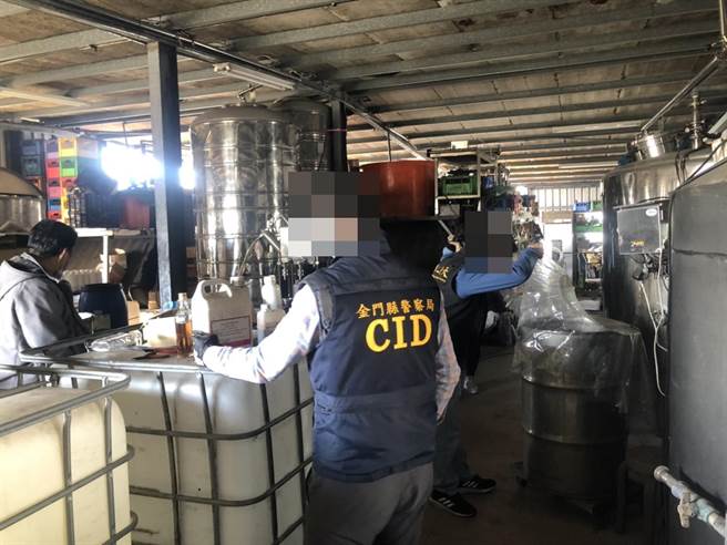 金门县警局跨海破获劣酒工厂，疑有万瓶已流窜市面。(图／警方提供)★《中时新闻网》关心您：饮酒过量，有碍健康。酒后不开车，安全有保障！