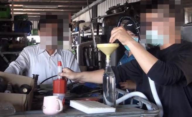 警方现场查扣犯案用酒基等赃证物，搜证带回侦办。(图／警方提供)★《中时新闻网》关心您：饮酒过量，有碍健康。酒后不开车，安全有保障！