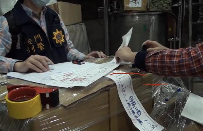 警方查扣相关赃证物，依「食品安全卫生管理法」、「商标法」及「诈欺」等罪嫌，移送侦办。(图／警方提供)★《中时新闻网》关心您：饮酒过量，有碍健康。酒后不开车，安全有保障！