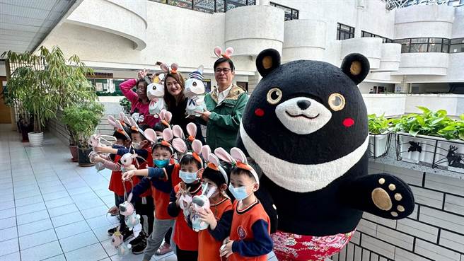 限量「雄meet兔小提灯」今天首度开箱，市长陈其迈与小朋友合影。（柯宗纬摄）