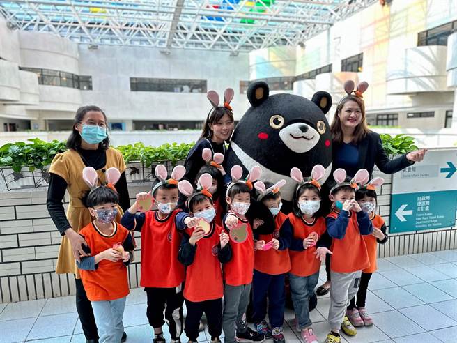 限量「雄meet兔小提灯」今天首度开箱，每人可领2盏。（柯宗纬摄）