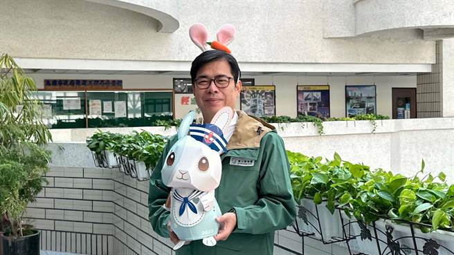 高雄市长陈其迈透露，个人最爱水手服造型的提灯。（柯宗纬摄）