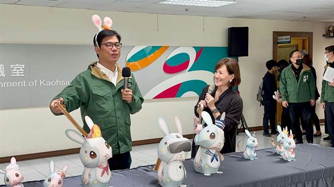 高雄市长陈其迈今戴上「兔耳朵」偕提灯设计师林佳苇，与「白兔班」幼稚园小朋友开箱兔年提灯。（柯宗纬摄）