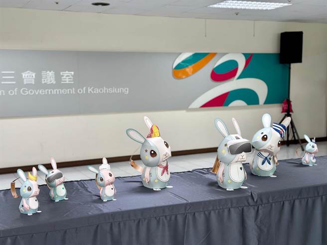 高雄市长陈其迈今（17）日开箱小提灯「雄meet兔」的样貌，包括穿水手服、戴VR眼镜等6款呆萌造型。（柯宗纬摄）