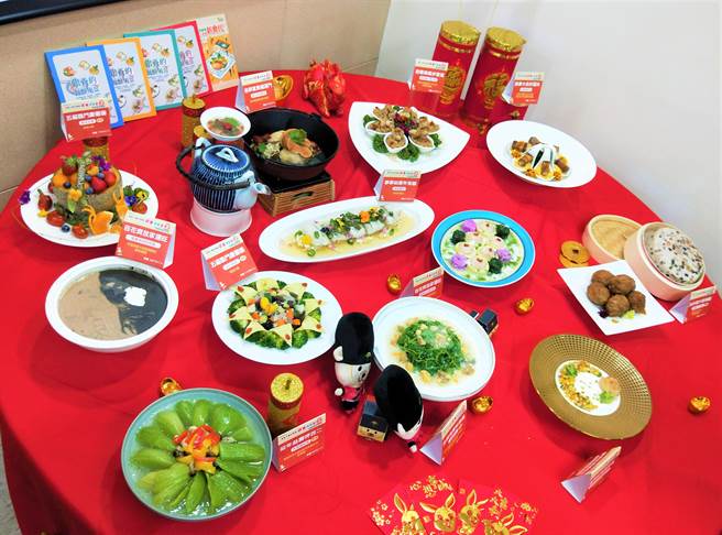 春节将近，国民健康署今天邀请来自7家餐饮业者齐聚一堂，展示多道符合长辈牙口的年菜。（王家瑜摄）
