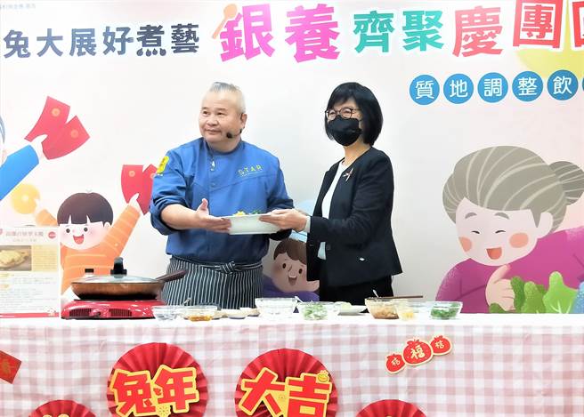 中华美食交流协会理事长骆进汉（左起）和国健署副署长贾淑丽示范「高纤百财翠玉卷」，将高丽菜和大白菜去除粗梗，结合细猪绞肉、虾浆，制成美味可口的餐点。（王家瑜摄）