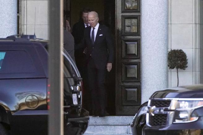 共和党阵营质疑，美国现任总统拜登（Joe Biden）私藏机密文件兹事体大，且事件发生在去年期中选举之前不到一周，白宫未对外披露这一重大事件，有欺骗选民之嫌。（图/ 路透社）