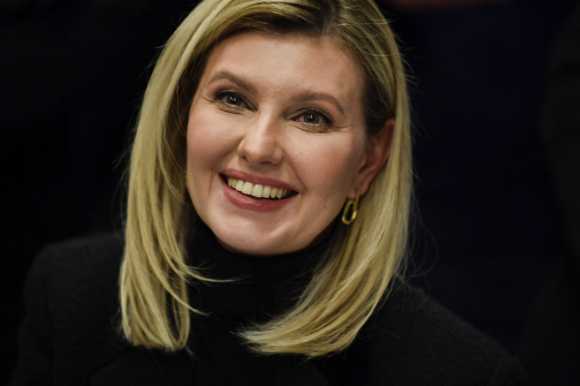 乌克兰第一夫人欧伦娜‧泽伦斯（Olena Zelenska）基率代表团今天前往瑞士参加达沃斯世界经济论坛，游说西方提供更多援助并运送更多武器，并预定明天上台致词。（图/ 美联社）