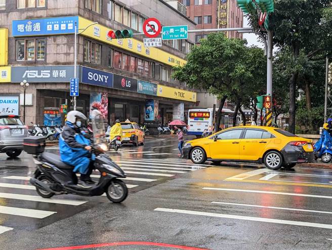 基隆市长谢国梁表示，将自农历春节期间，强化路口礼让行人的执法。（张志康摄）