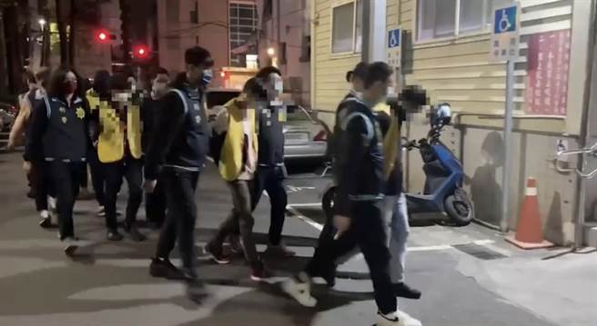 警方昨日兵分多日将一干嫌犯拘提到案。（警方提供）