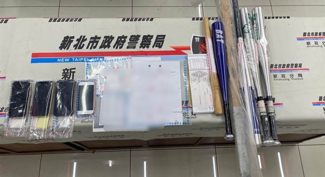 警方查扣的球棒等证物。（警方提供）