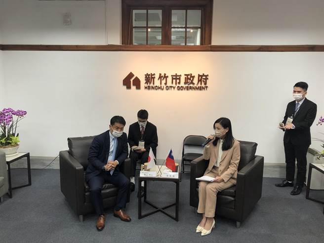 日本立宪民主党副干事长青山大人及参、眾议员等一行人，17日拜会新竹市长高虹安（右）。（陈育贤摄）